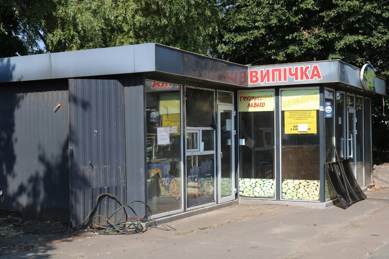 Павільйони і лотки стихійної торгівлі: у Києві прибрали 50 незаконних об’єктів