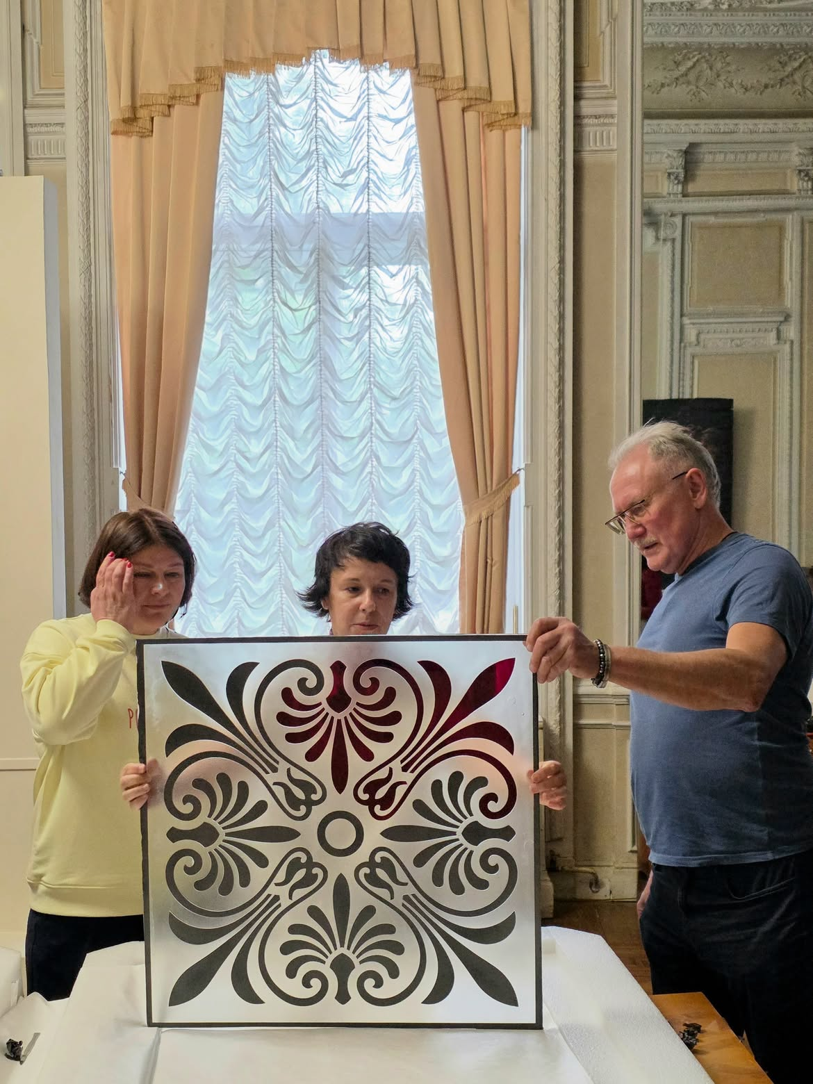 Київська картинна галерея відновила вітраж, пошкоджений російським обстрілом: фото
