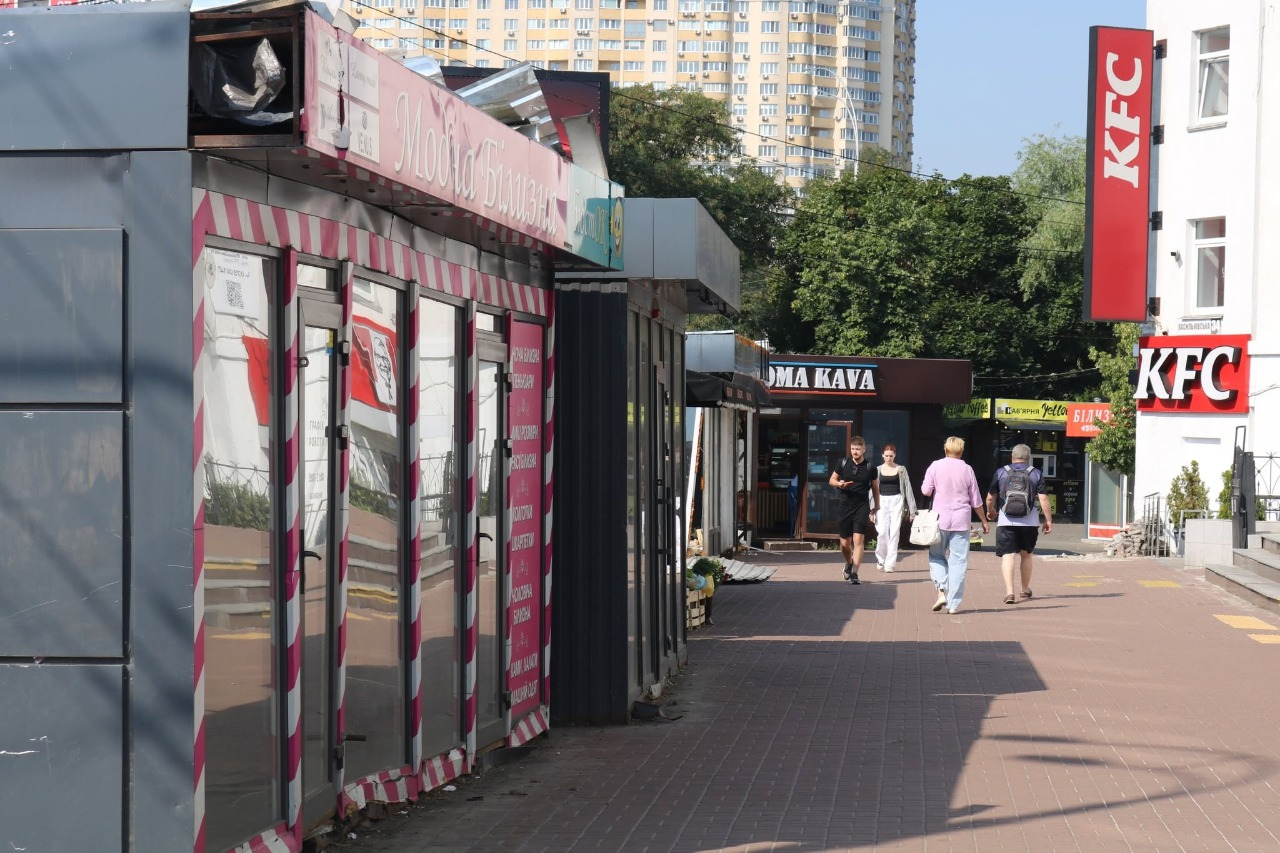 Павільйони і лотки стихійної торгівлі: у Києві прибрали 50 незаконних об’єктів