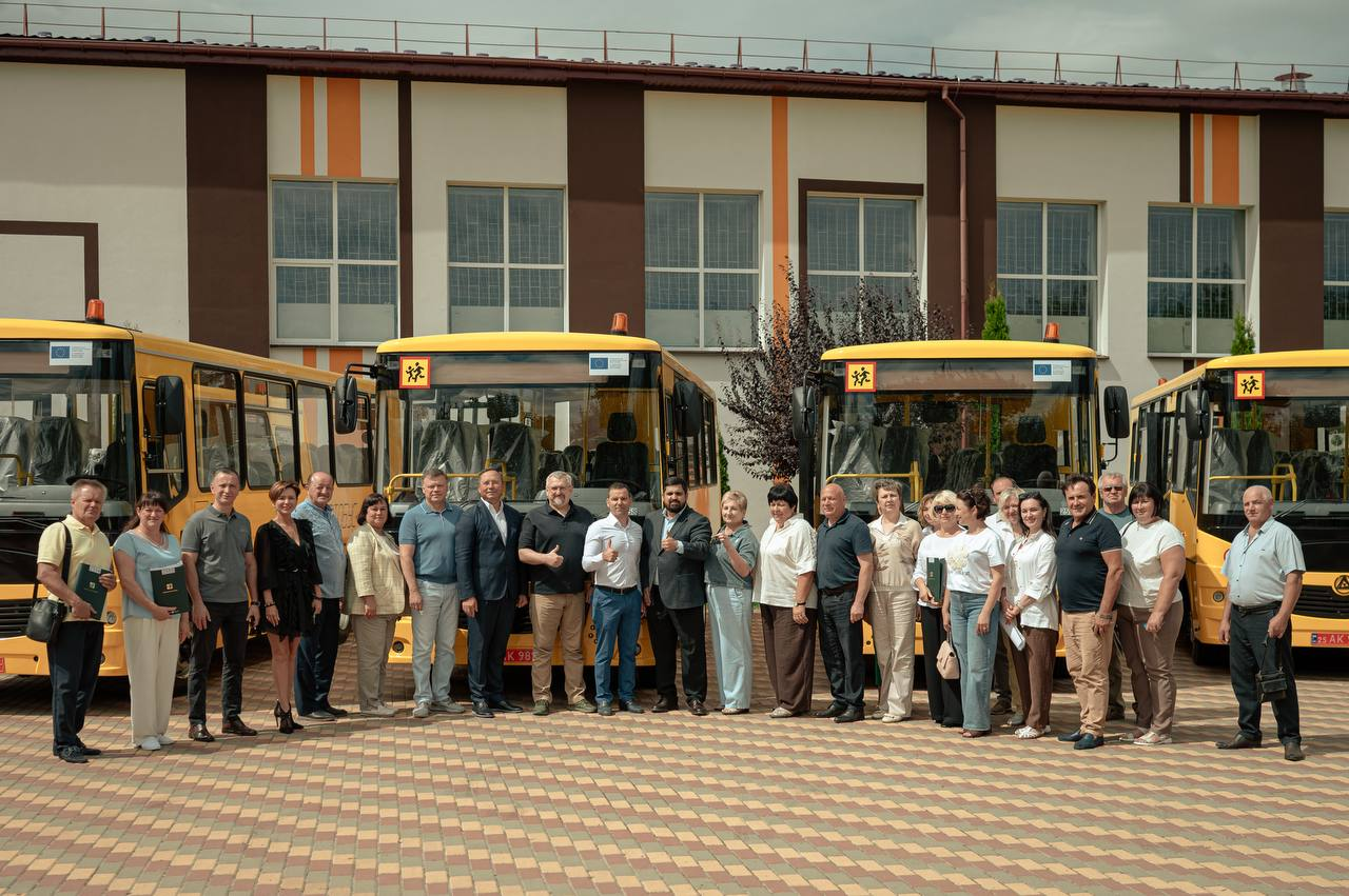 Ще 6 громад Київської області отримали нові шкільні автобуси