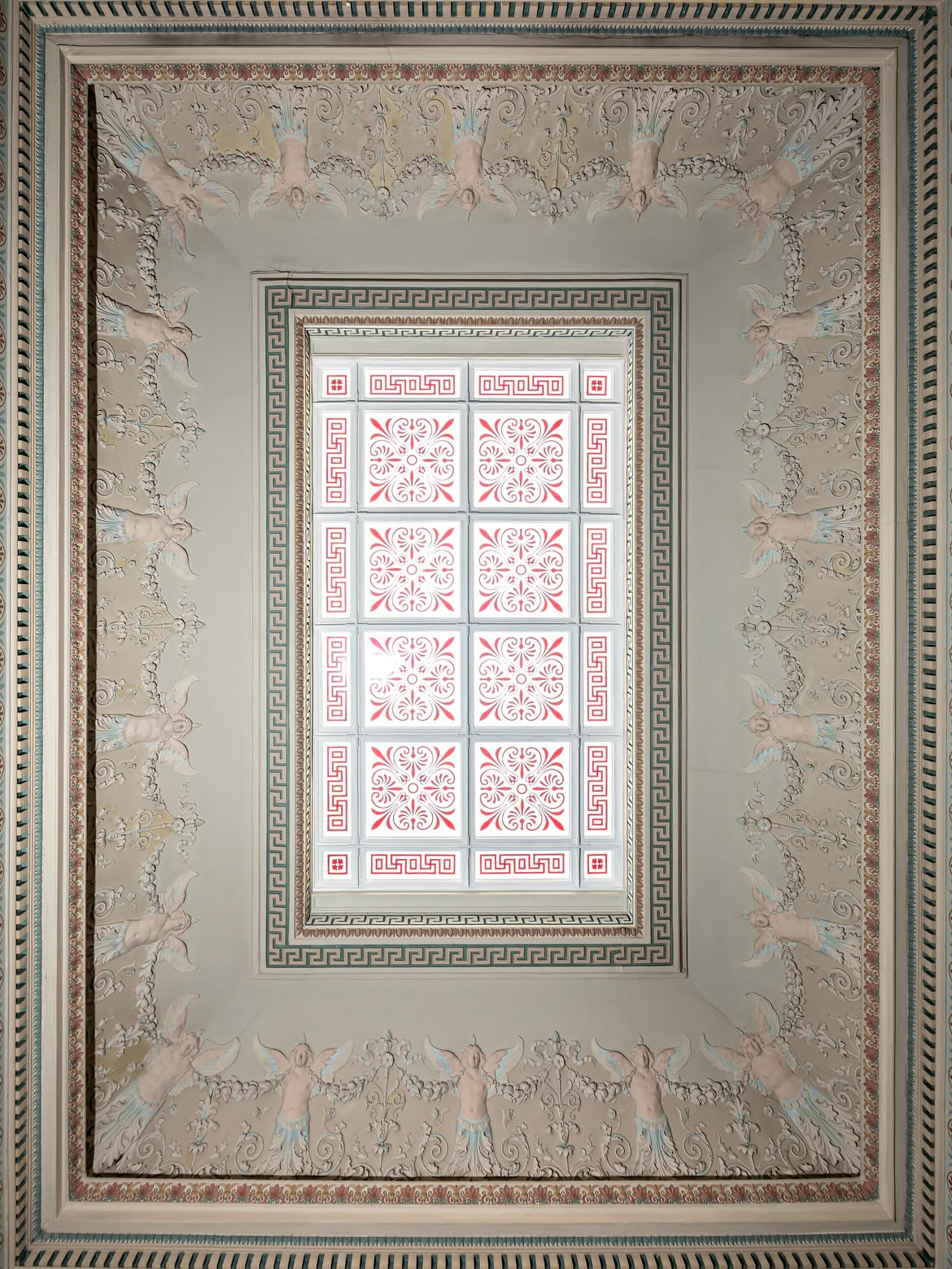 Київська картинна галерея відновила вітраж, пошкоджений російським обстрілом: фото