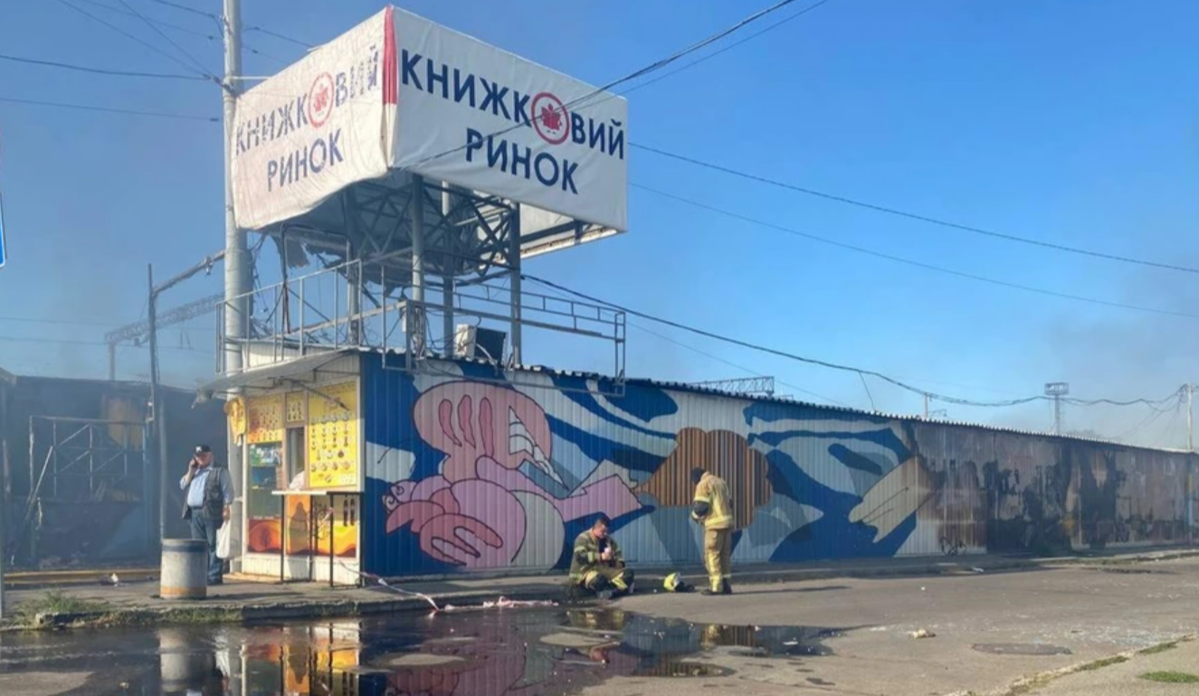 У Києві через нічну атаку частково згорів книжковий ринок: фото