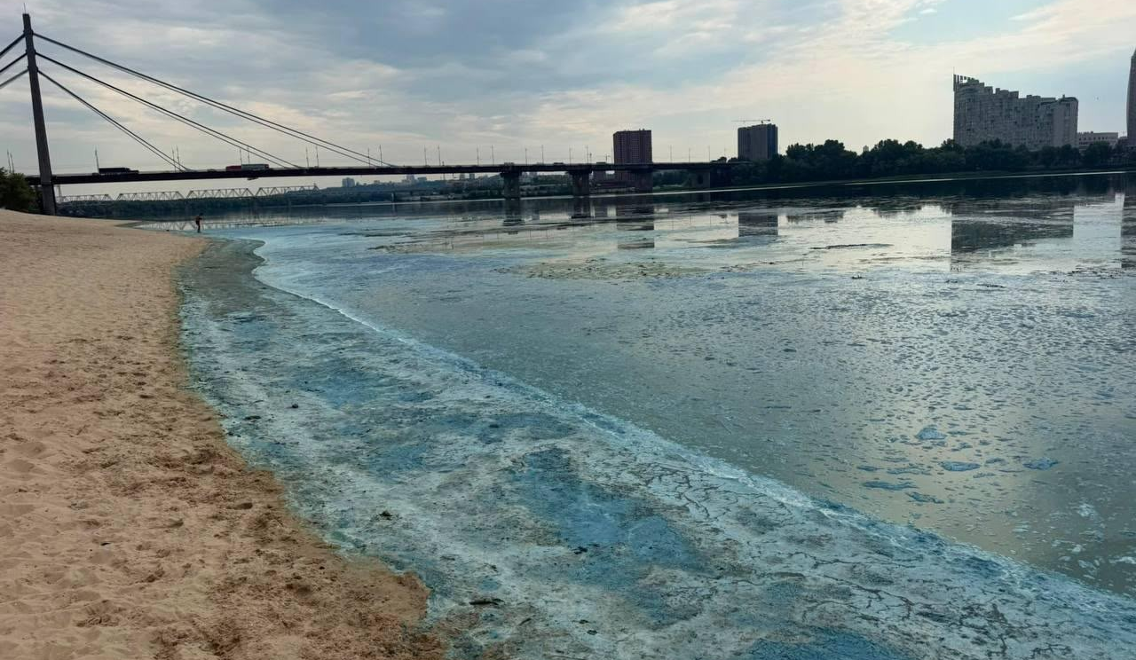 Чому вода у Дніпрі змінила колір та звідки взялася піна: пояснення екологів