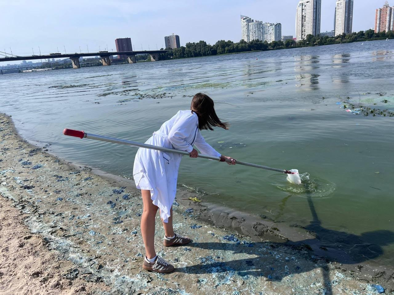 Чому вода у Дніпрі в Києві змінила колір та звідки взялася піна: пояснення екологів