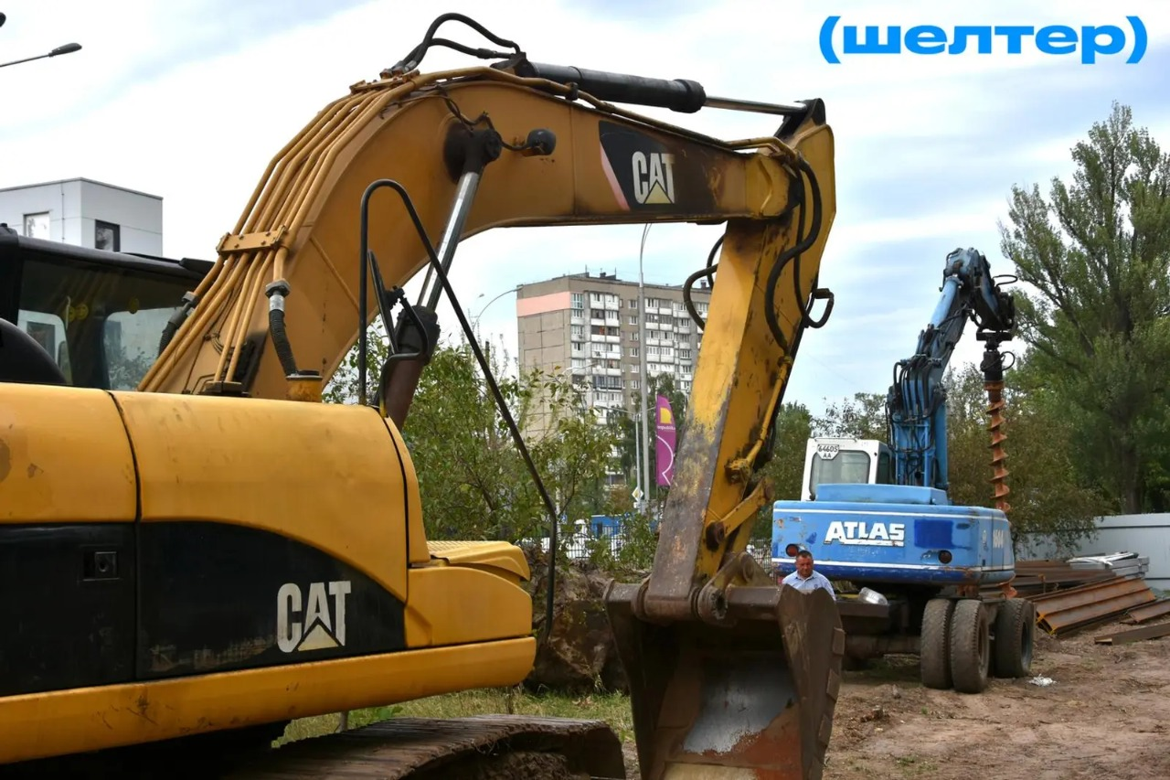 У Києві на Теремки знову звозять техніку для вирубки дерев під теплотрасу — активісти