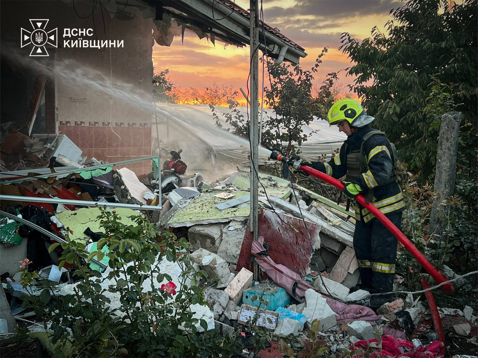 Зруйновані будинки, пожежі та 1 загиблий: наслідки нічного обстрілу Київщини