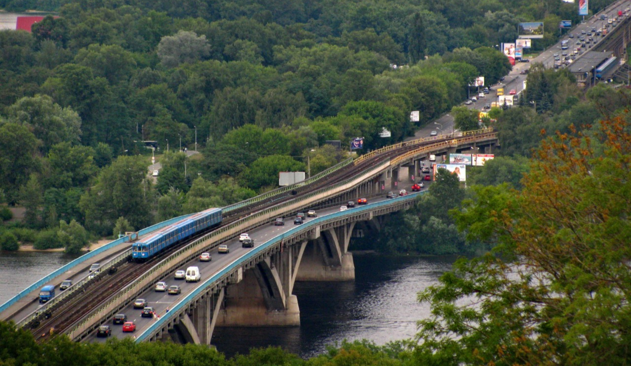 У Києві кілька днів обмежуватимуть рух мостом Метро: яка причина