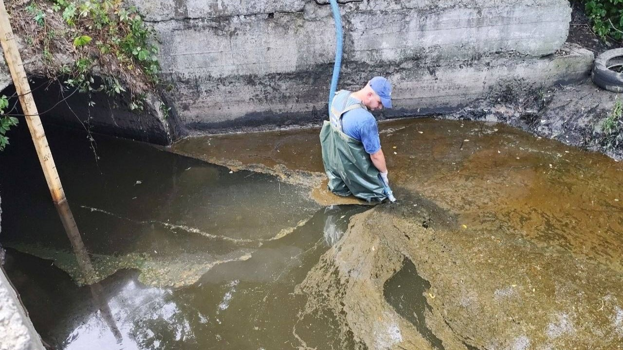 У Києві ліквідовують забруднення річки Борщагівка після атаки рф: деталі