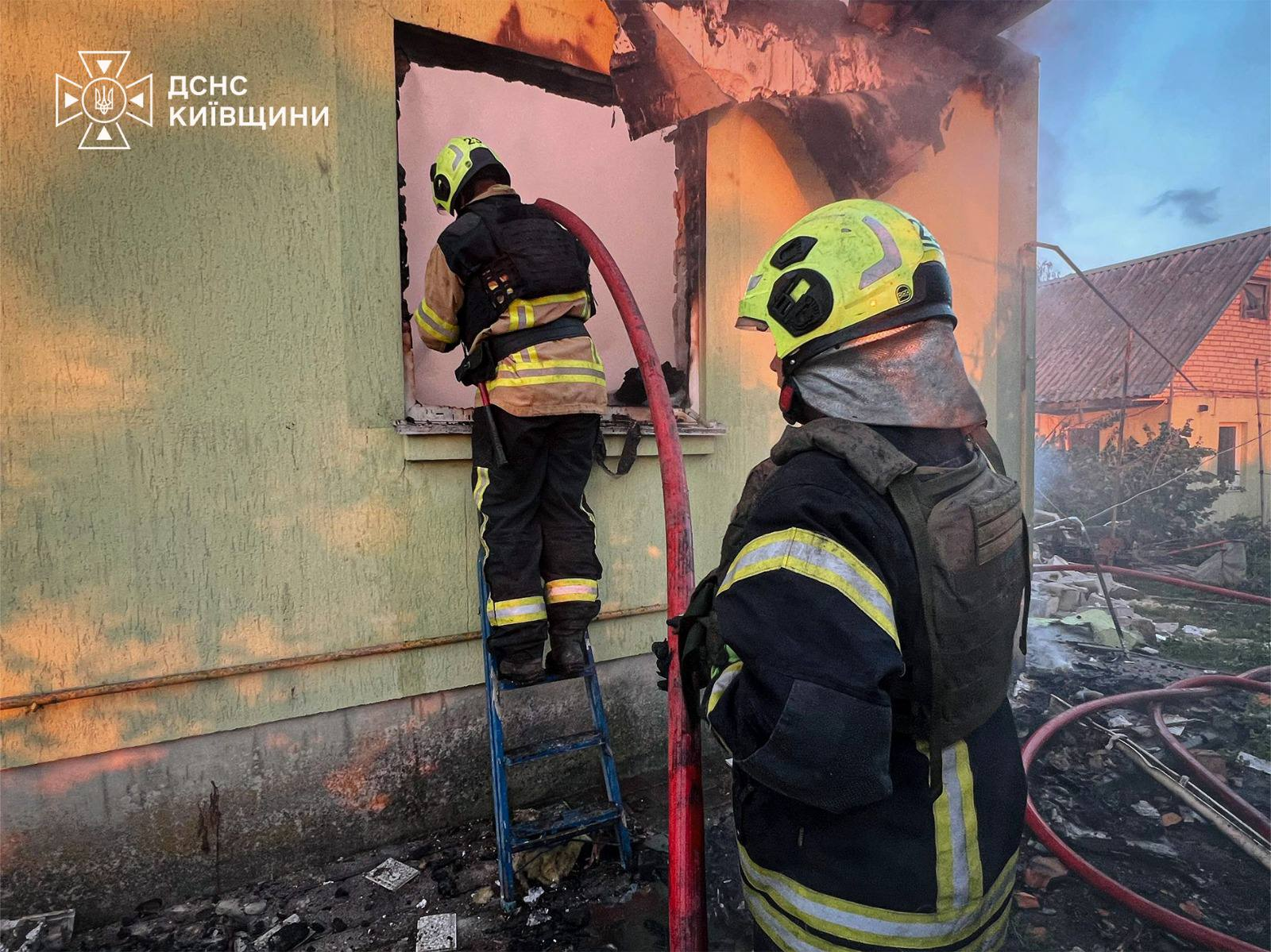 Зруйновані будинки, пожежі та 1 загиблий: наслідки нічного обстрілу Київщини