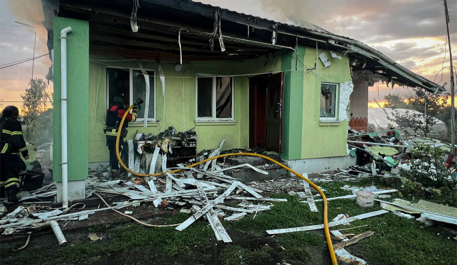 Зруйновані будинки, пожежі та 1 загиблий: наслідки нічного обстрілу Київщини
