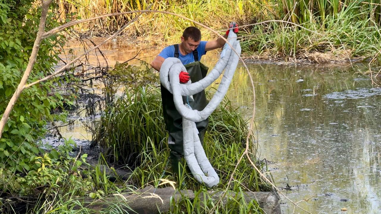 У Києві ліквідовують забруднення річки Борщагівка після атаки рф: деталі