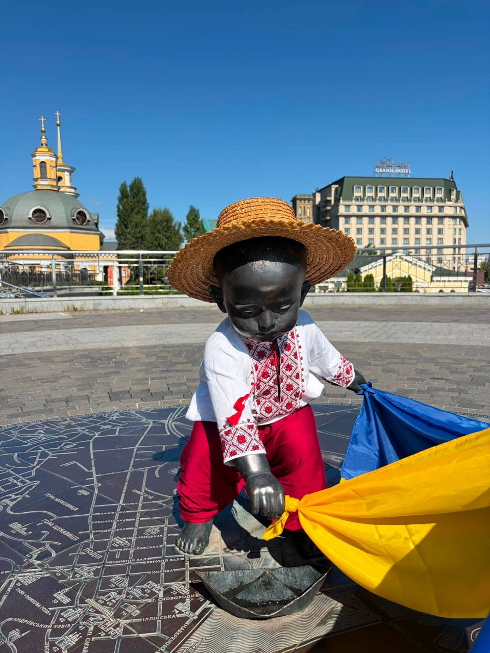 Фото: скульптор Володимир Журавель Скульптури малюків-засновників Києва вбрали до Дня прапора і Дня Незалежності