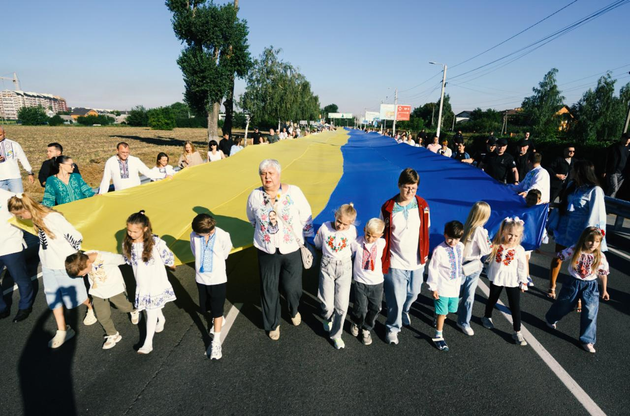 У Гатному під Києвом розгорнули найбільший прапор України: фото