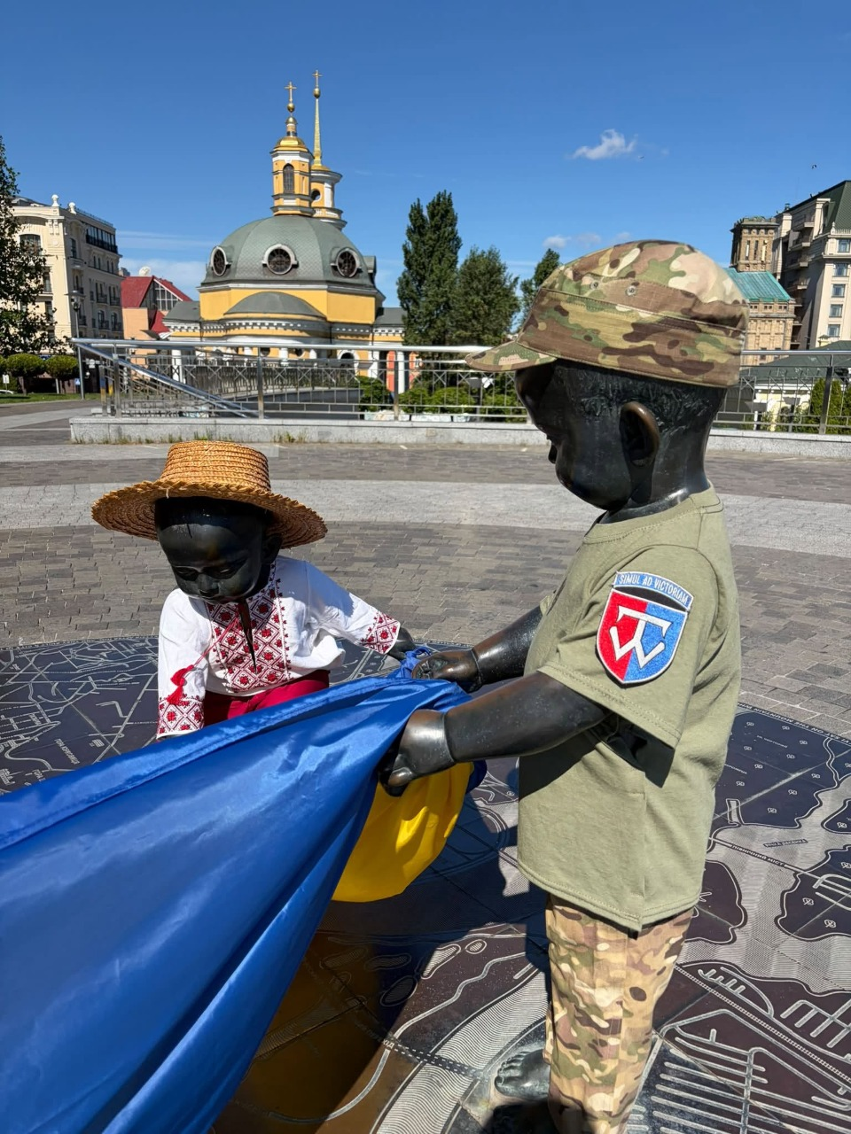 Скульптури малюків-засновників Києва вбрали до Дня прапора і Дня Незалежності