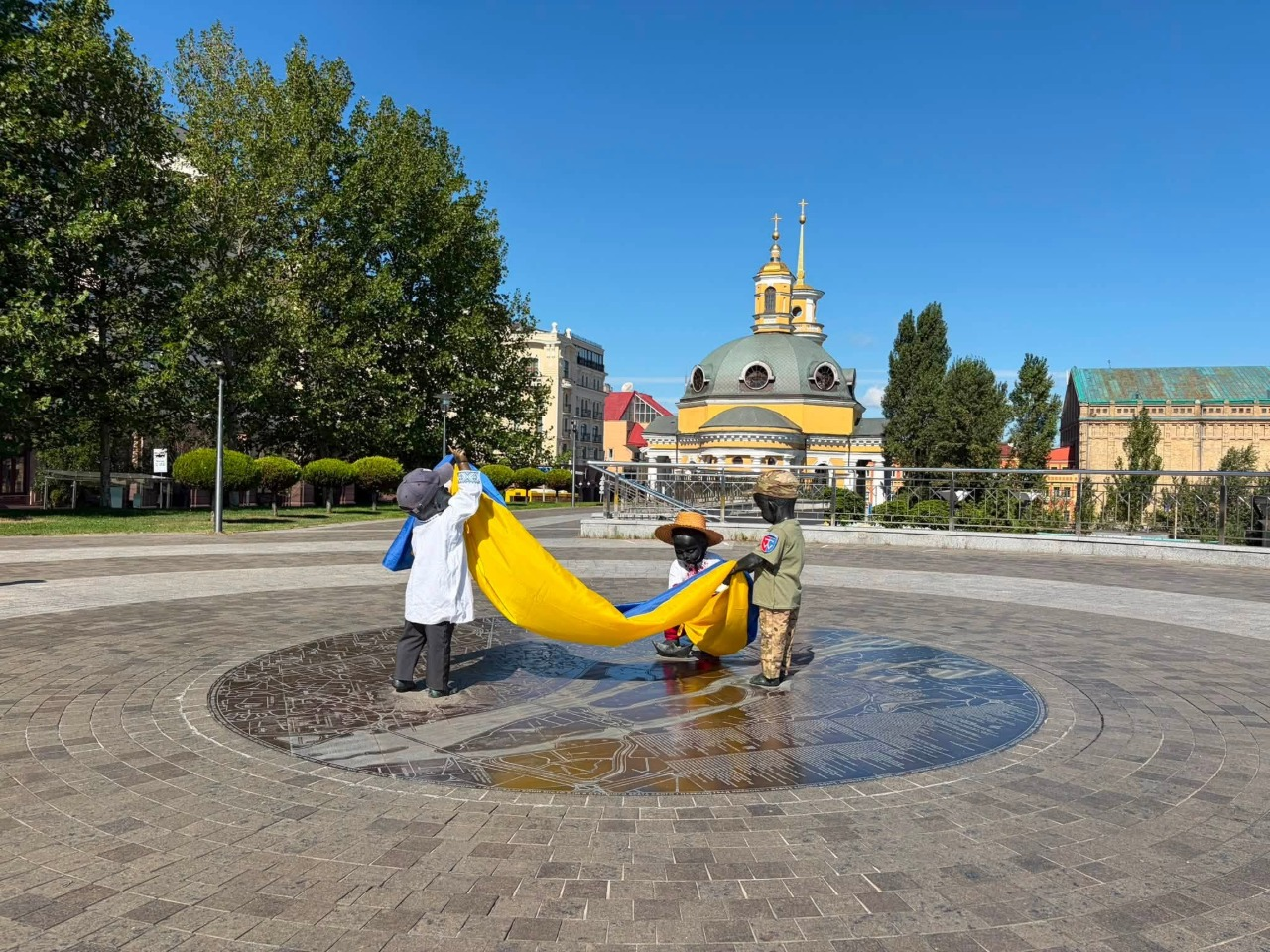 Скульптури малюків-засновників Києва вбрали до Дня прапора і Дня Незалежності