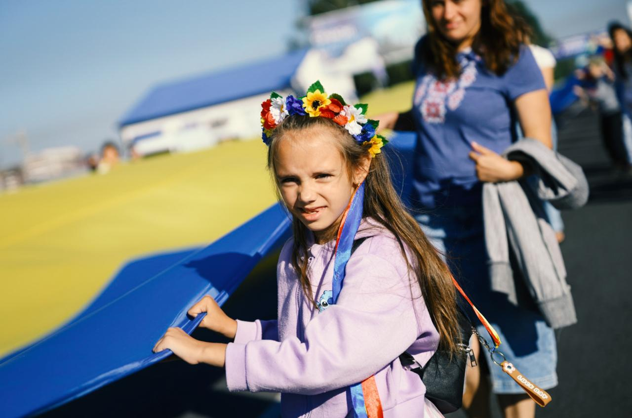 У Гатному під Києвом розгорнули найбільший прапор України: фото