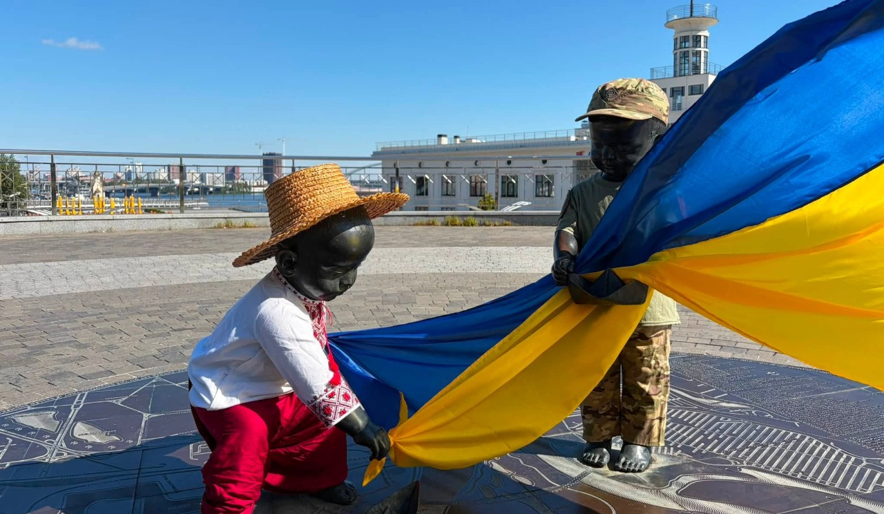 Скульптури малюків-засновників Києва вбрали до Дня прапора і Дня Незалежності