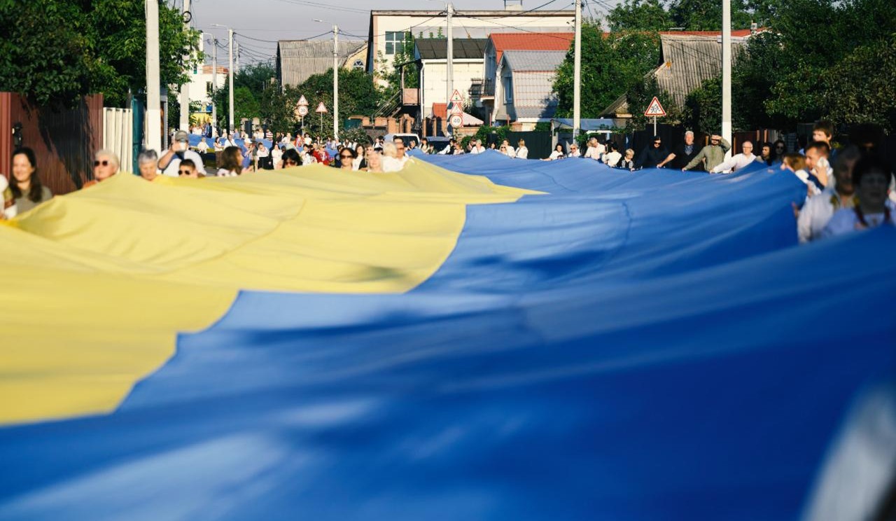У Гатному під Києвом розгорнули найбільший прапор України: фото