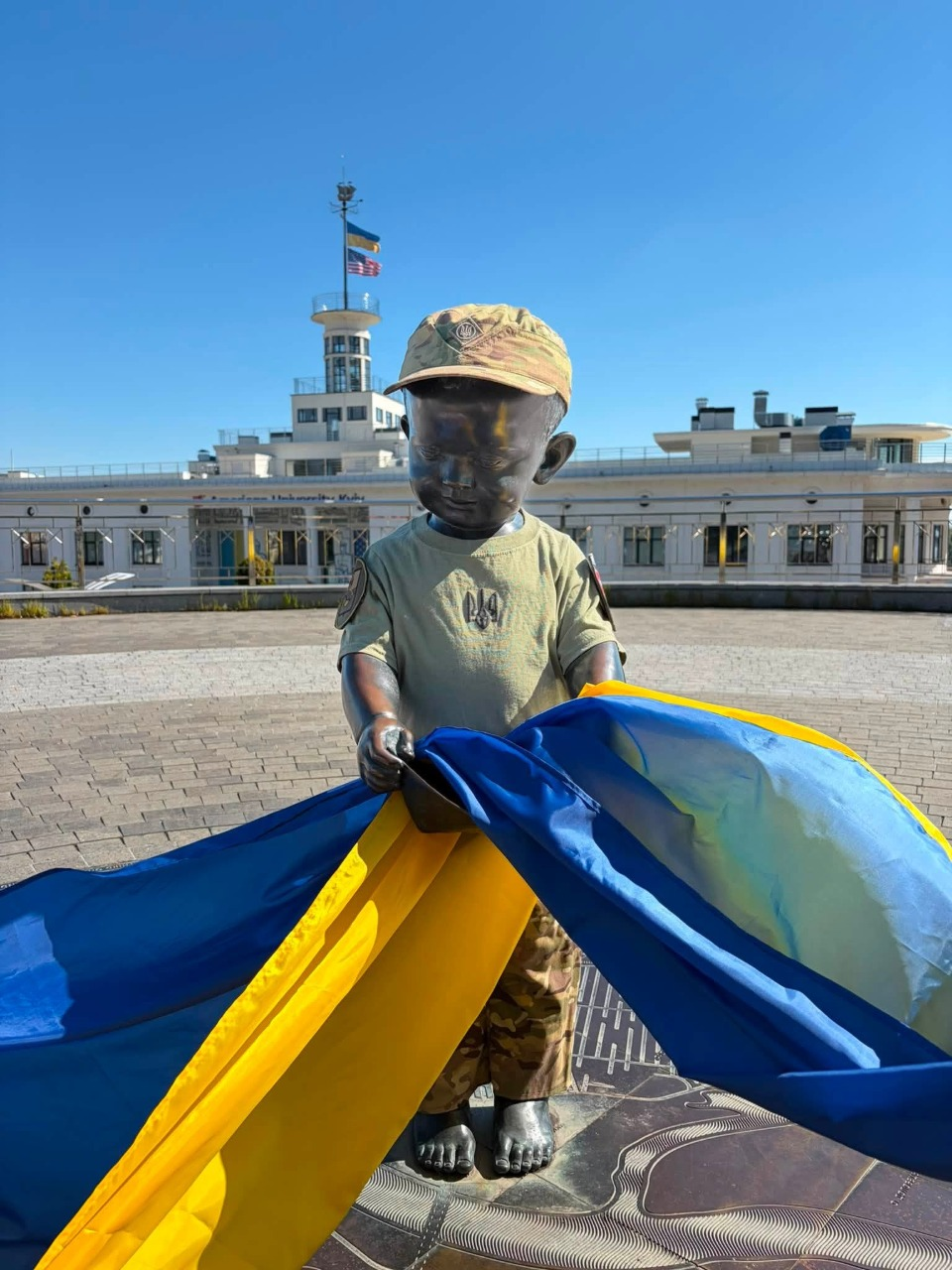 Скульптури малюків-засновників Києва вбрали до Дня прапора і Дня Незалежності