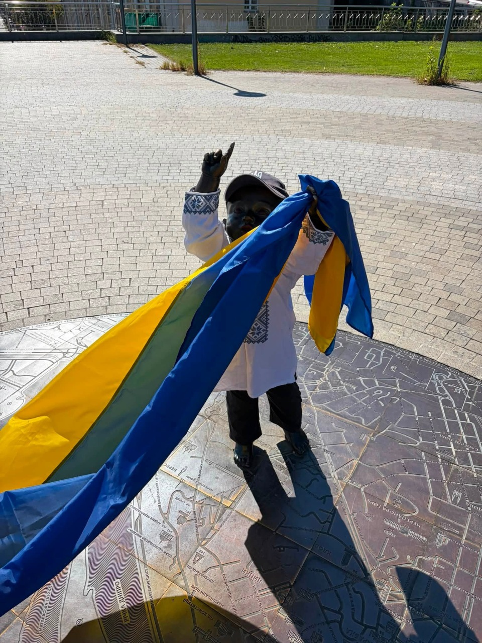 Скульптури малюків-засновників Києва вбрали до Дня прапора і Дня Незалежності