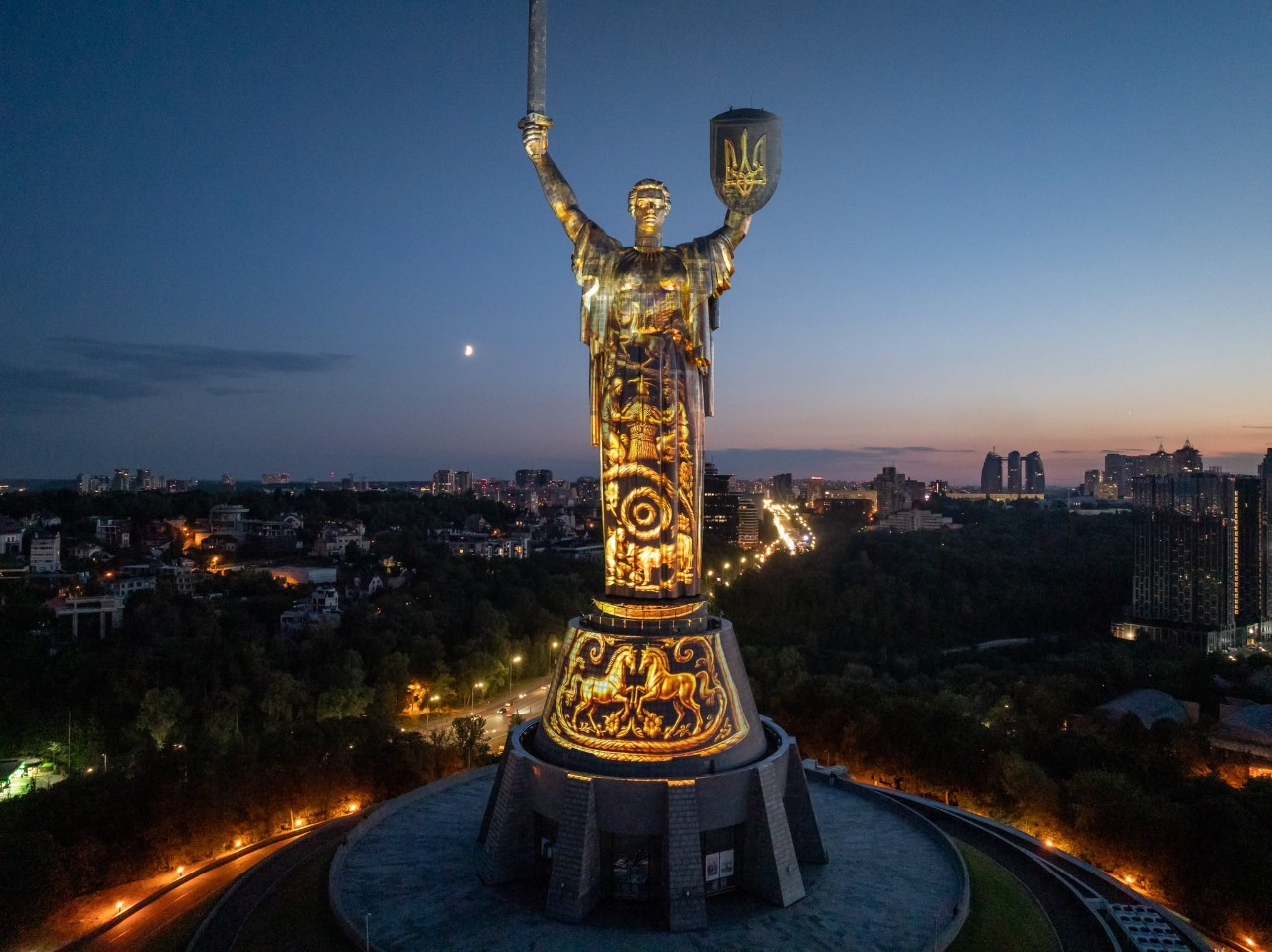 На монументі "Батьківщина-Мати" у Києві показують інсталяцію "Майбутнє пам’ятає": фото