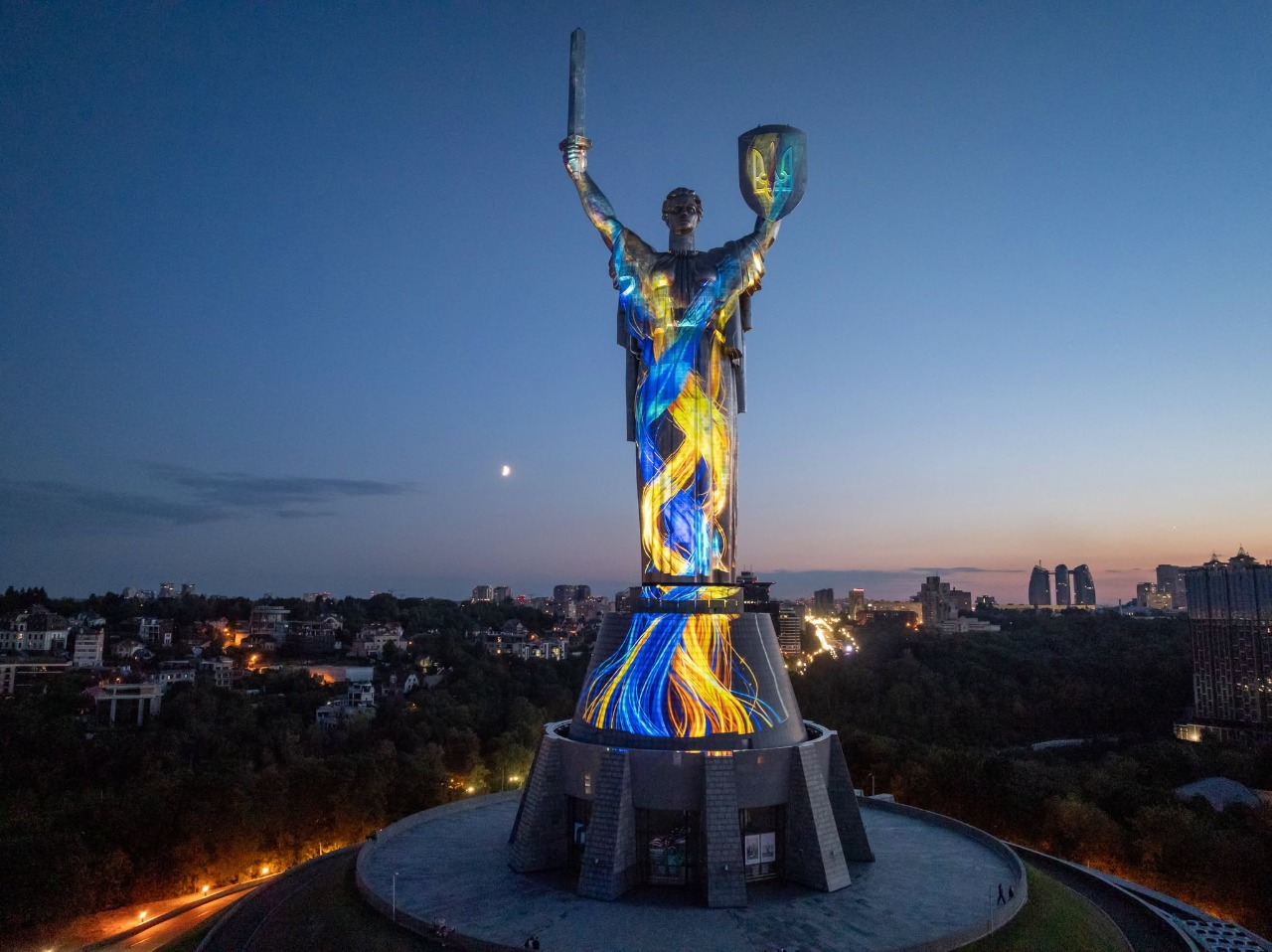 На монументі "Батьківщина-Мати" у Києві показують інсталяцію "Майбутнє пам’ятає": фото