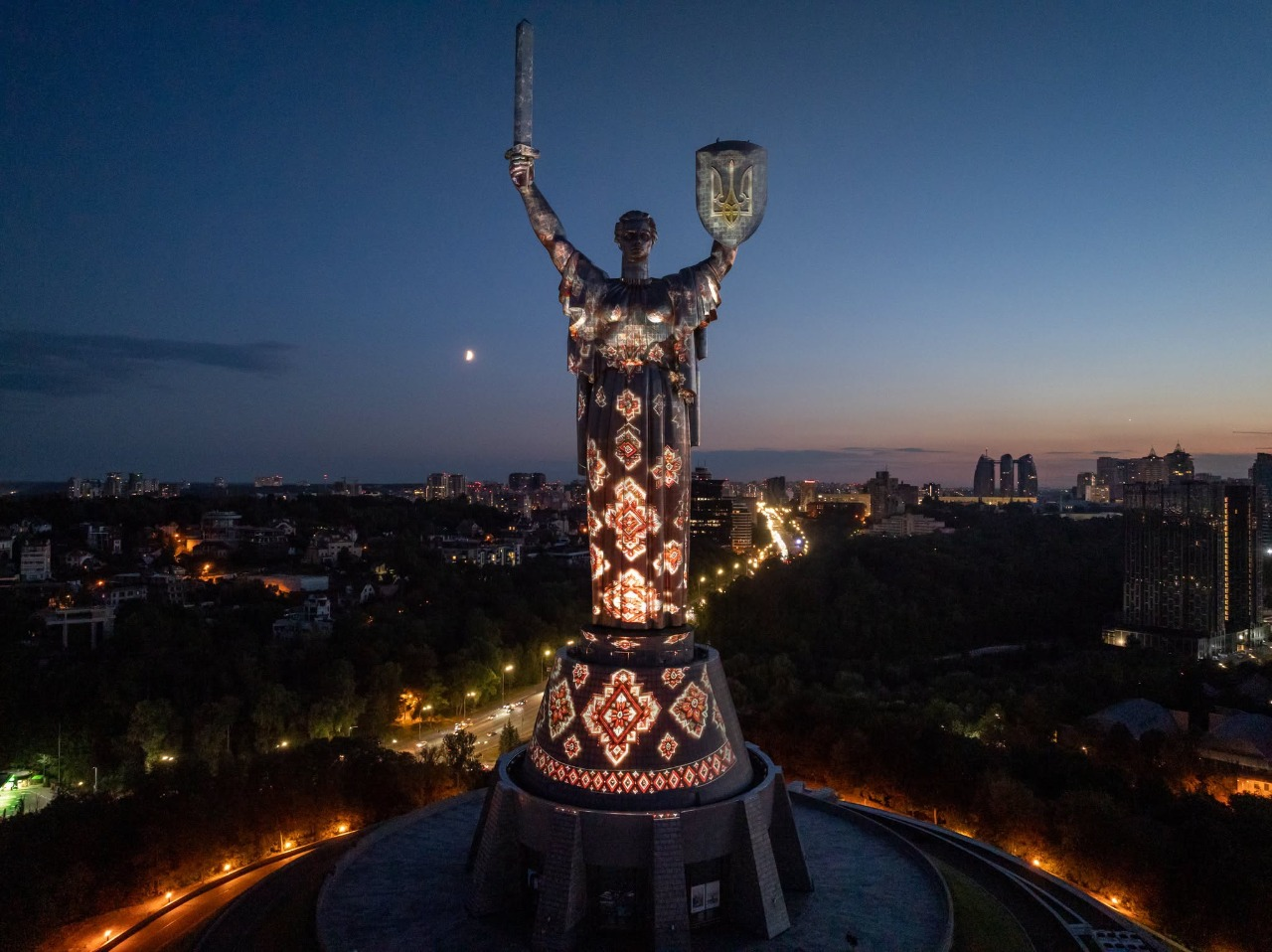 На монументі "Батьківщина-Мати" у Києві показують інсталяцію "Майбутнє пам’ятає": фото
