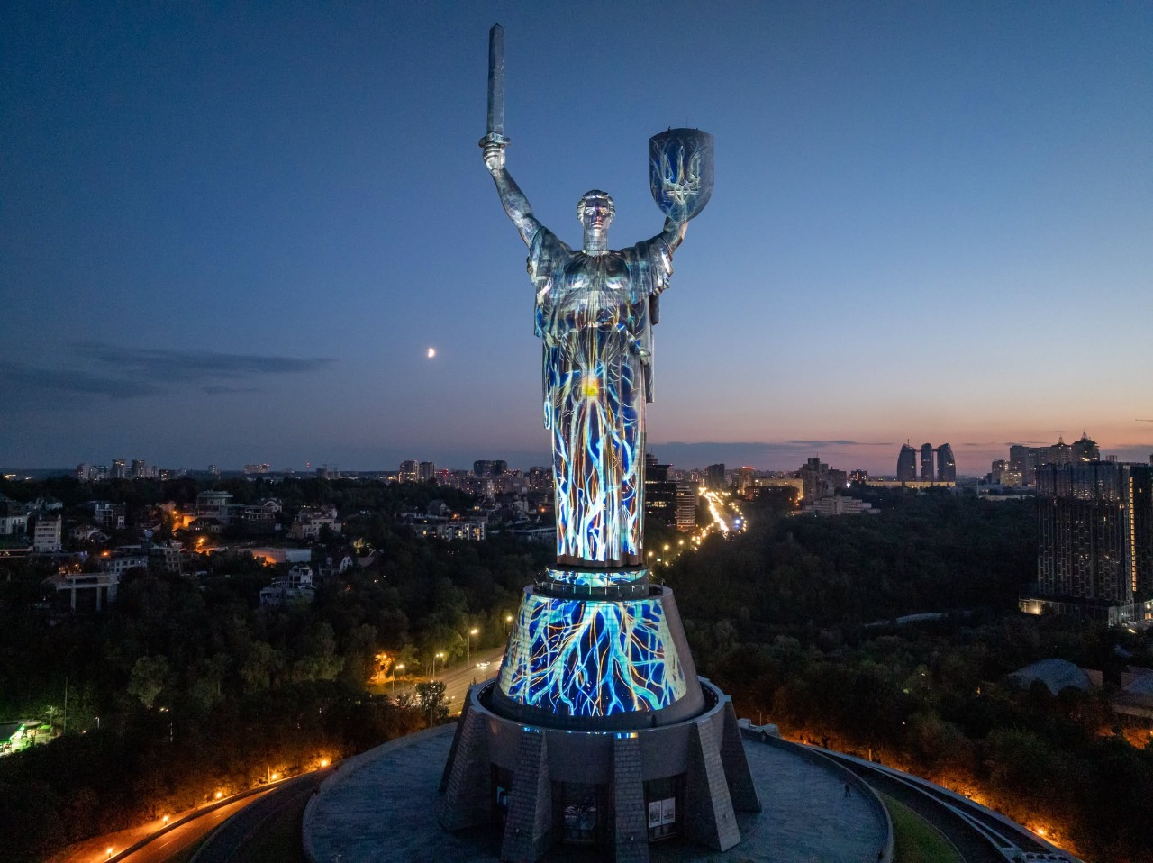 На монументі "Батьківщина-Мати" у Києві показують інсталяцію "Майбутнє пам’ятає": фото