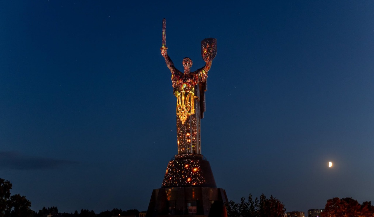 На монументі "Батьківщина-Мати" показують інсталяцію "Майбутнє пам’ятає": фото
