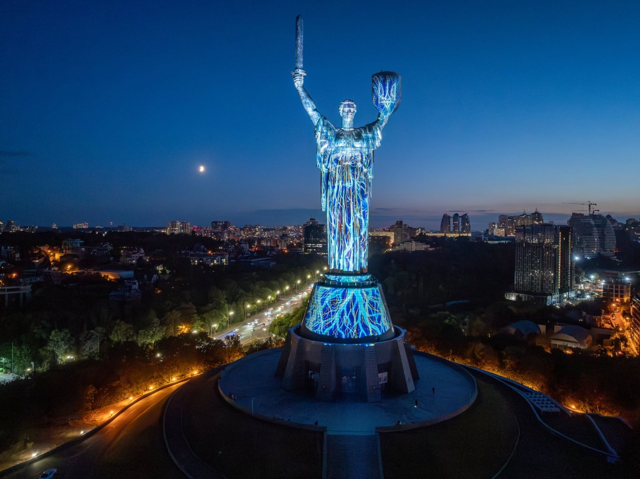 На монументі "Батьківщина-Мати" у Києві показують інсталяцію "Майбутнє пам’ятає": фото