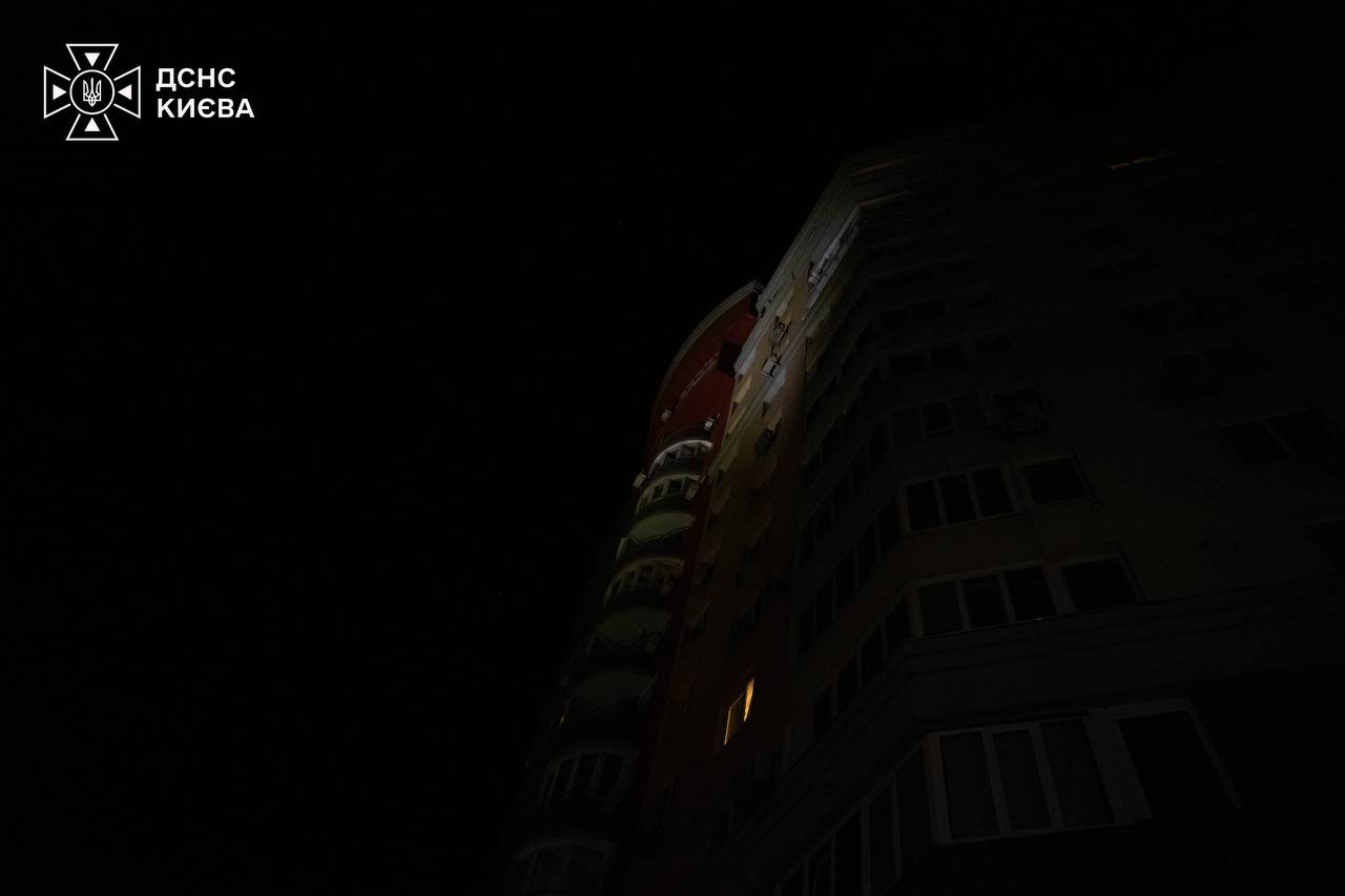 Фото: ДСНС Києва У Голосіївському районі Києва російські дрони пошкодили багатоповерхівку: фото