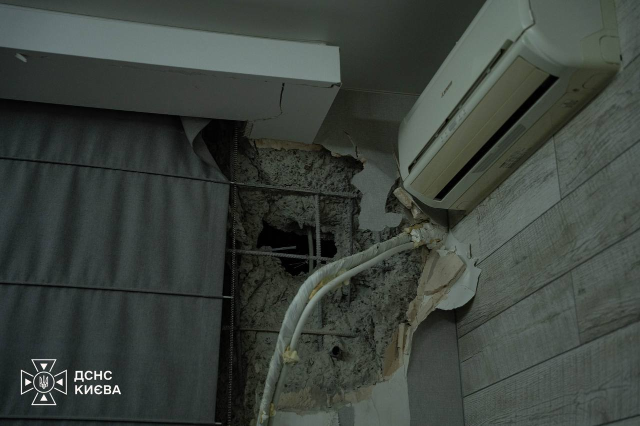 Фото: ДСНС Києва У Голосіївському районі Києва російські дрони пошкодили багатоповерхівку: фото