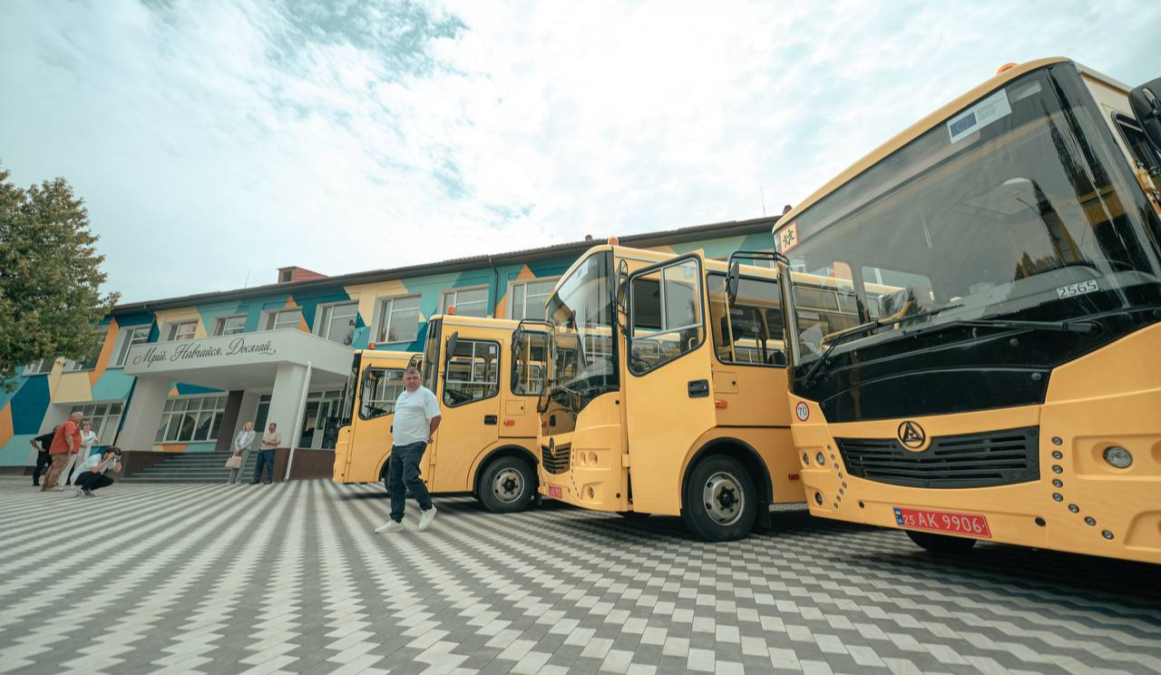 Ще шість нових шкільних автобусів передали громадам Київщини: деталі