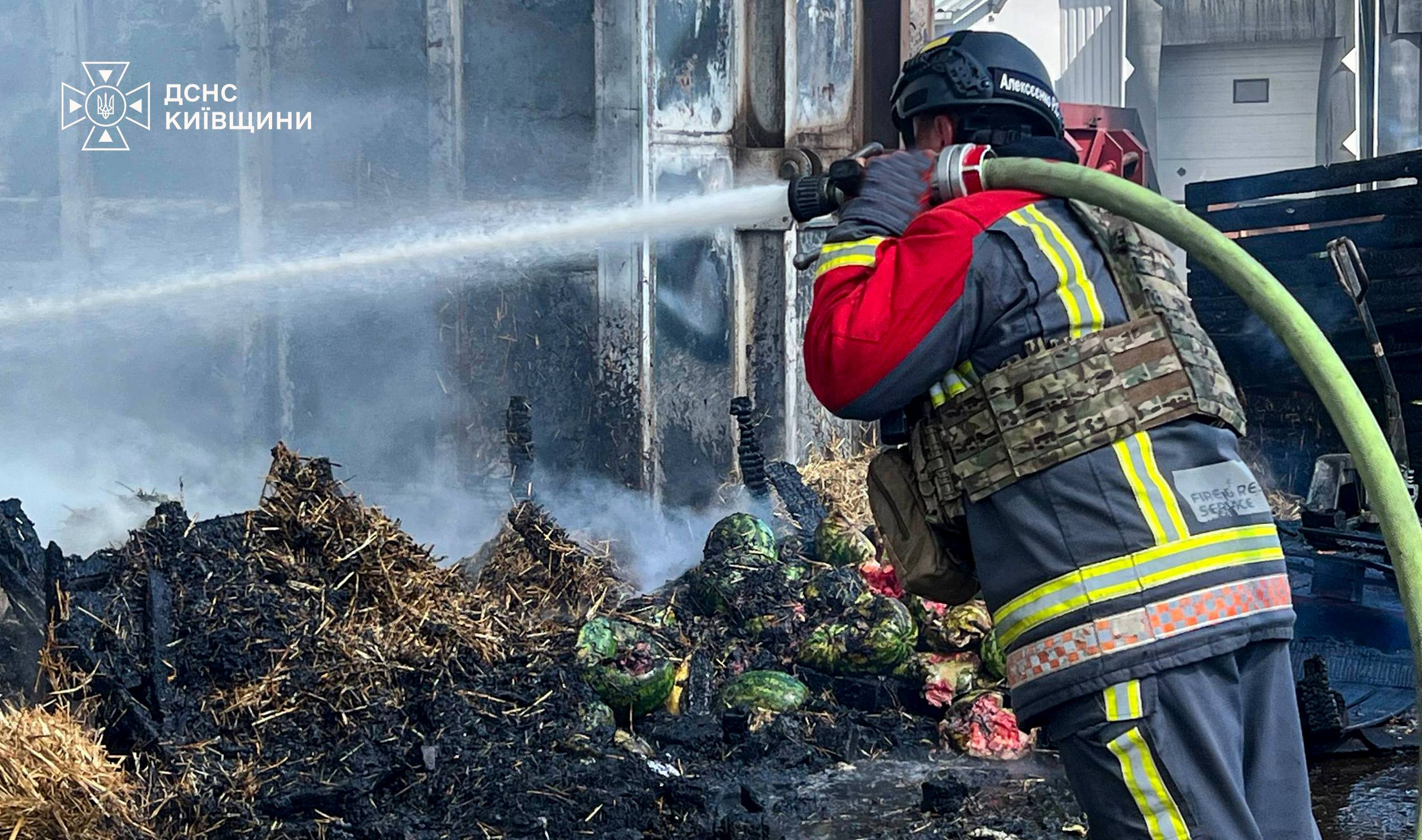На Київщині гасять пожежі після російської дронової атаки: фото та відео