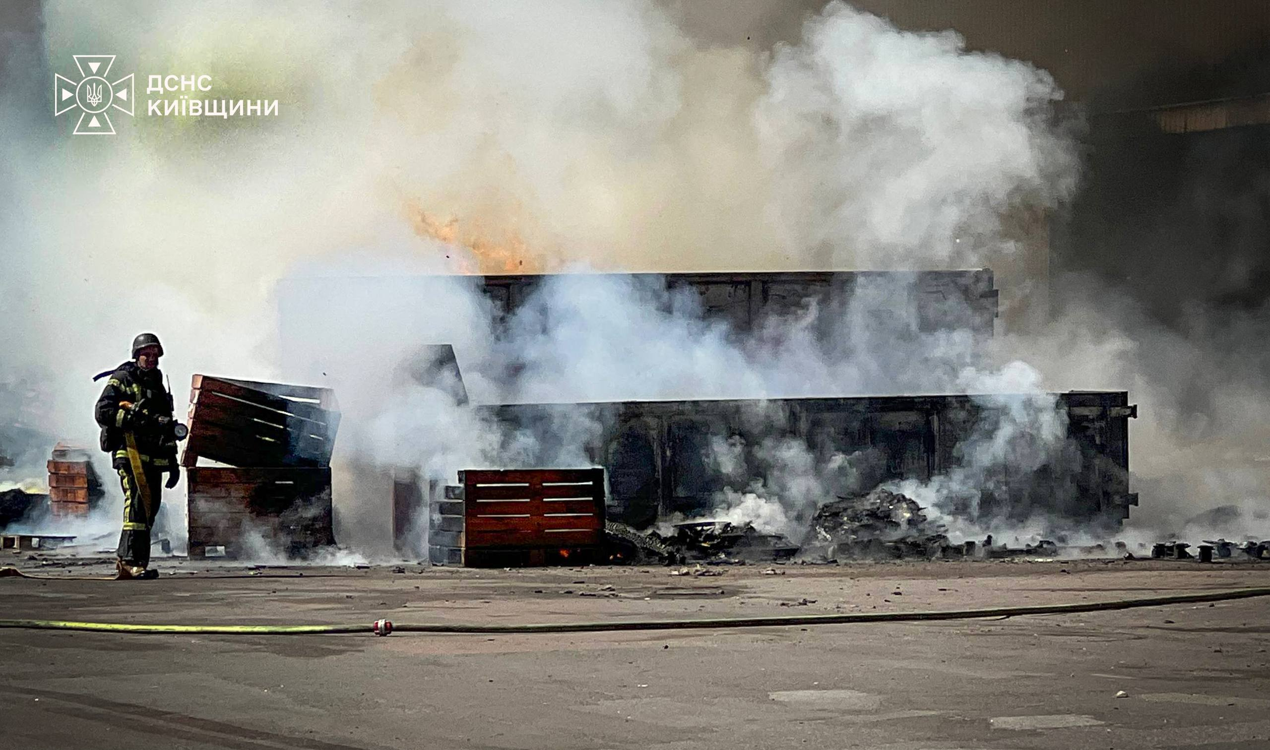 На Київщині гасять пожежі після російської дронової атаки: фото та відео