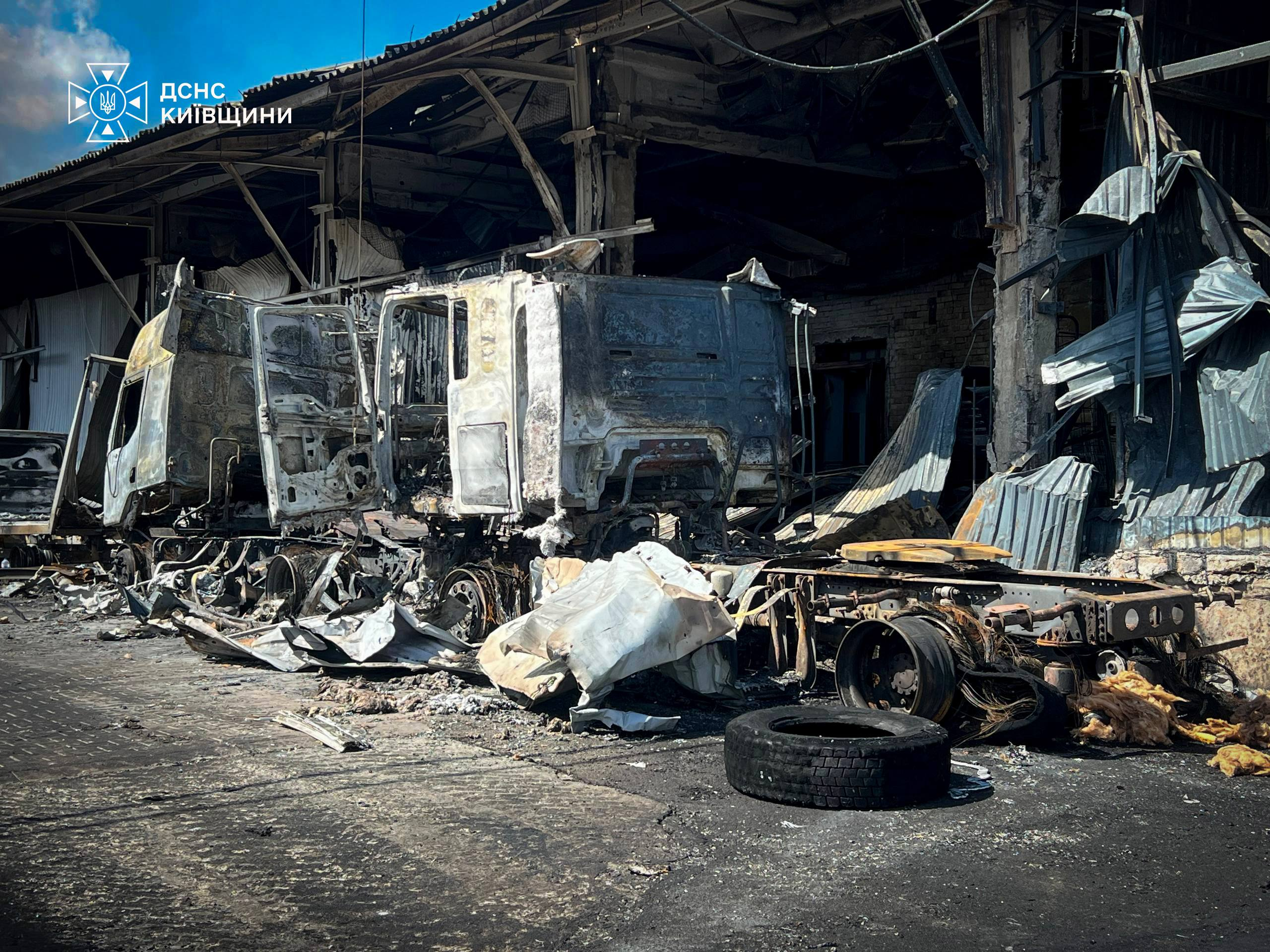 На Київщині гасять пожежі після російської дронової атаки: фото та відео