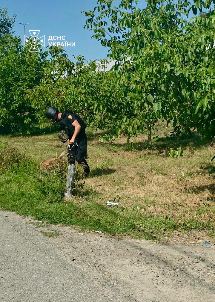 Фото: ДСНС України "Автобус Незламності" та собаки ДСНС: громаді на Київщині допомагають після обстрілу