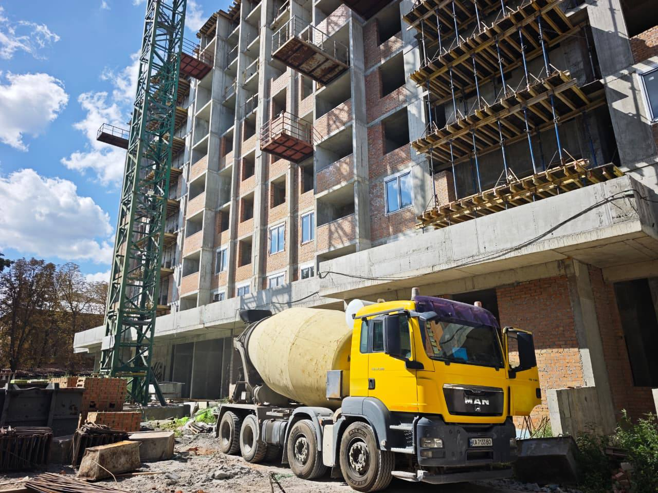 Безбар’єрна і з укриттям: у Василькові зводять нову багатоповерхівку