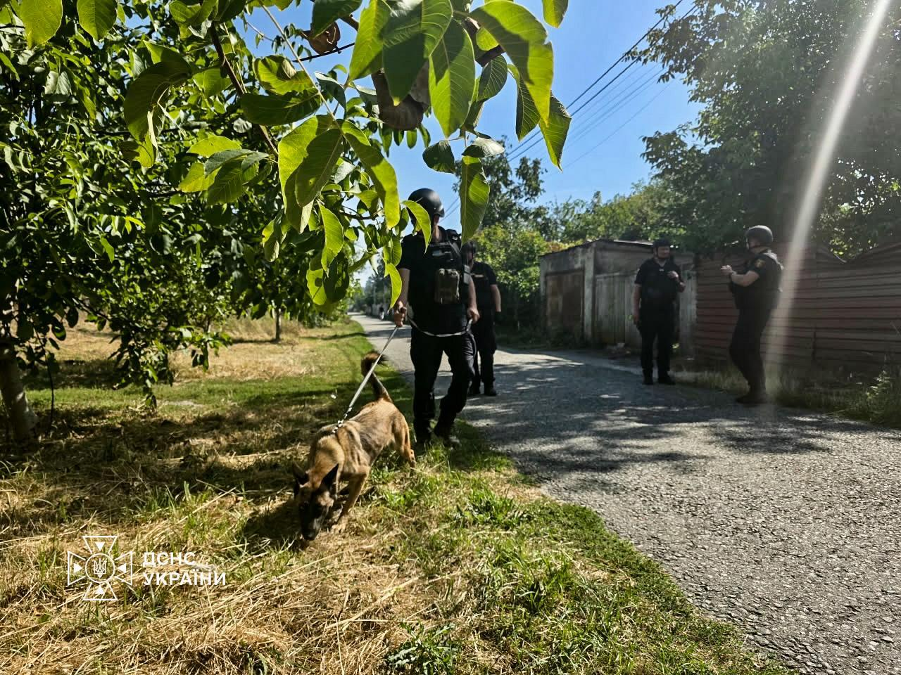 Фото: ДСНС України "Автобус Незламності" та собаки ДСНС: громаді на Київщині допомагають після обстрілу