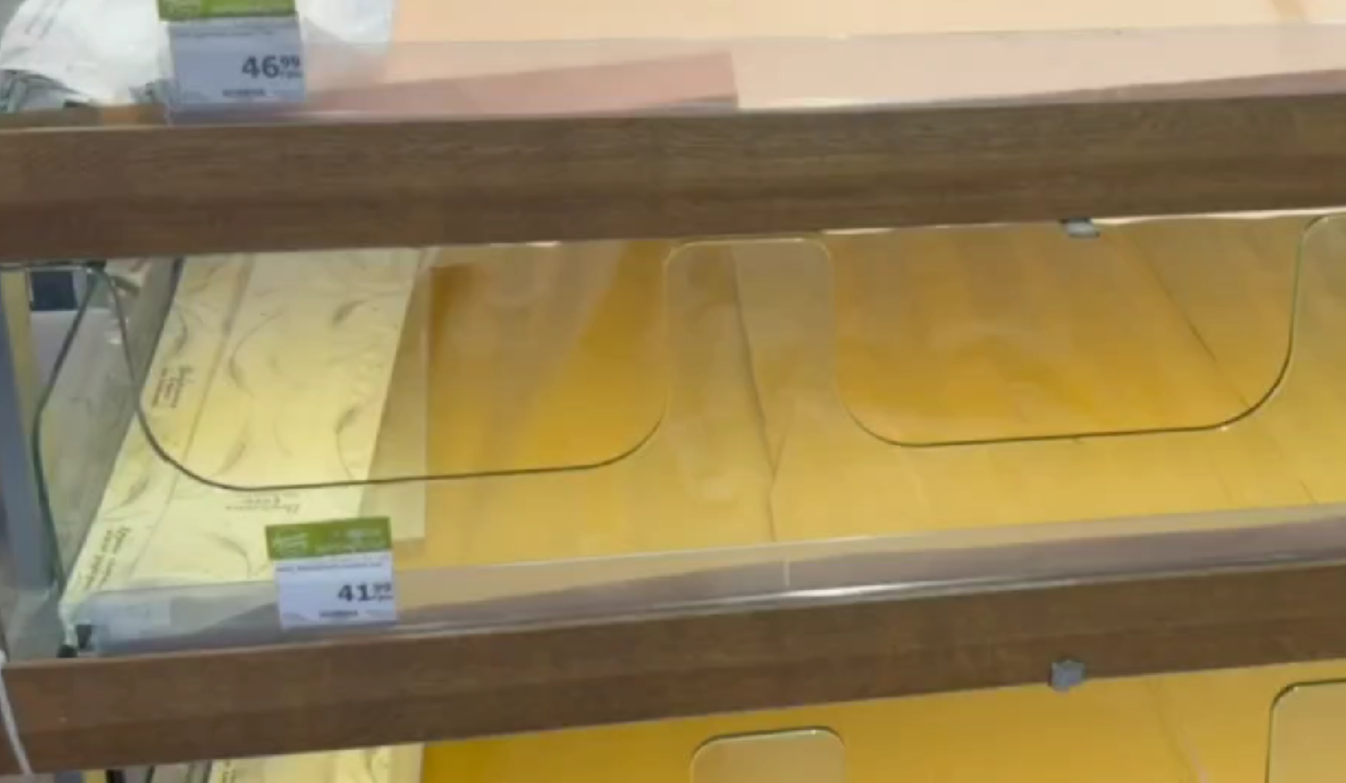 У супермаркетах Києва фіксують нестачу окремих продуктів після ударів по складах: деталі