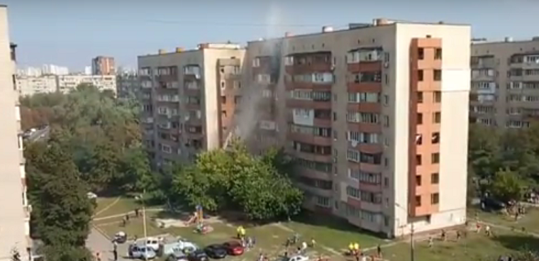 В многоэтажке на Борщаговке произошел крупный пожар (фото, видео)