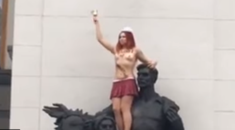 Активистка Femen обнажилась у Верховной Рады (видео)