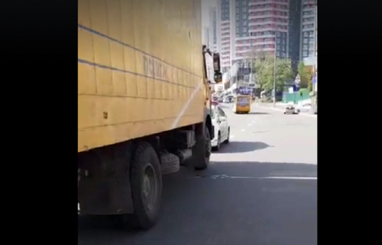 У столиці вантажівка "Укрпошти" насмерть збила жінку (відео)