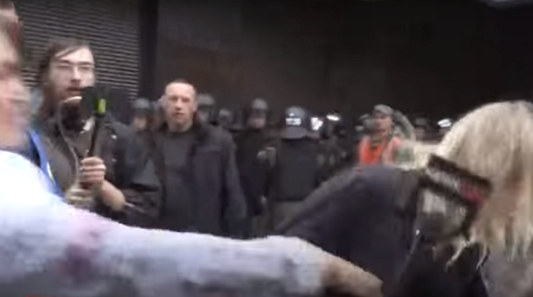 Под зданием Генпрокуратуры напали на журналистку одного из столичных телеканалов (видео)