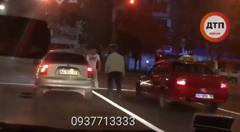 В Киеве водители устроили драку посреди дороги (видео)