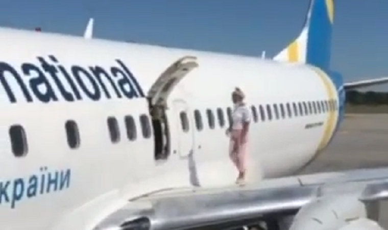 В аэропорту «Борисполь» пассажирка прогулялась по крылу самолета