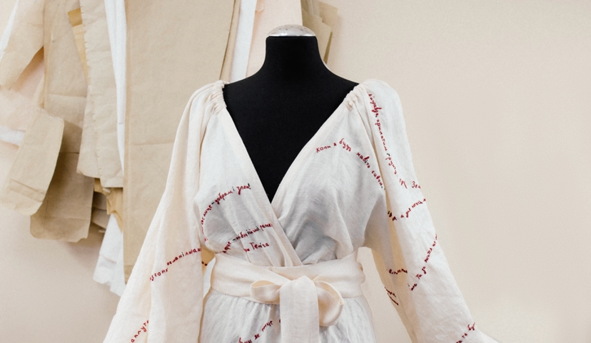 Сукню з вишитою поезією Ліни Костенко продають на аукціоні