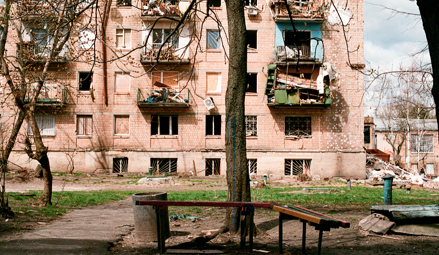 Будинок у Києві після обстрілів