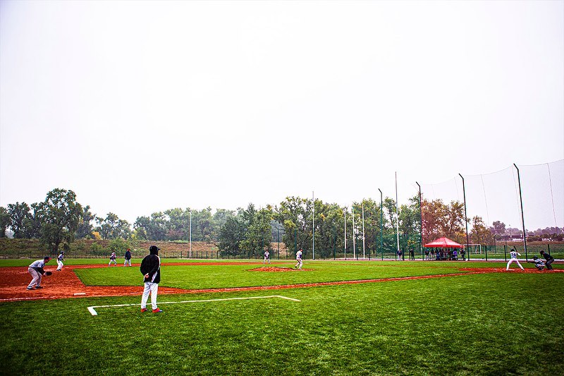 У парку "Муромець" відкрили найбільше в Україні поле для бейсболу.