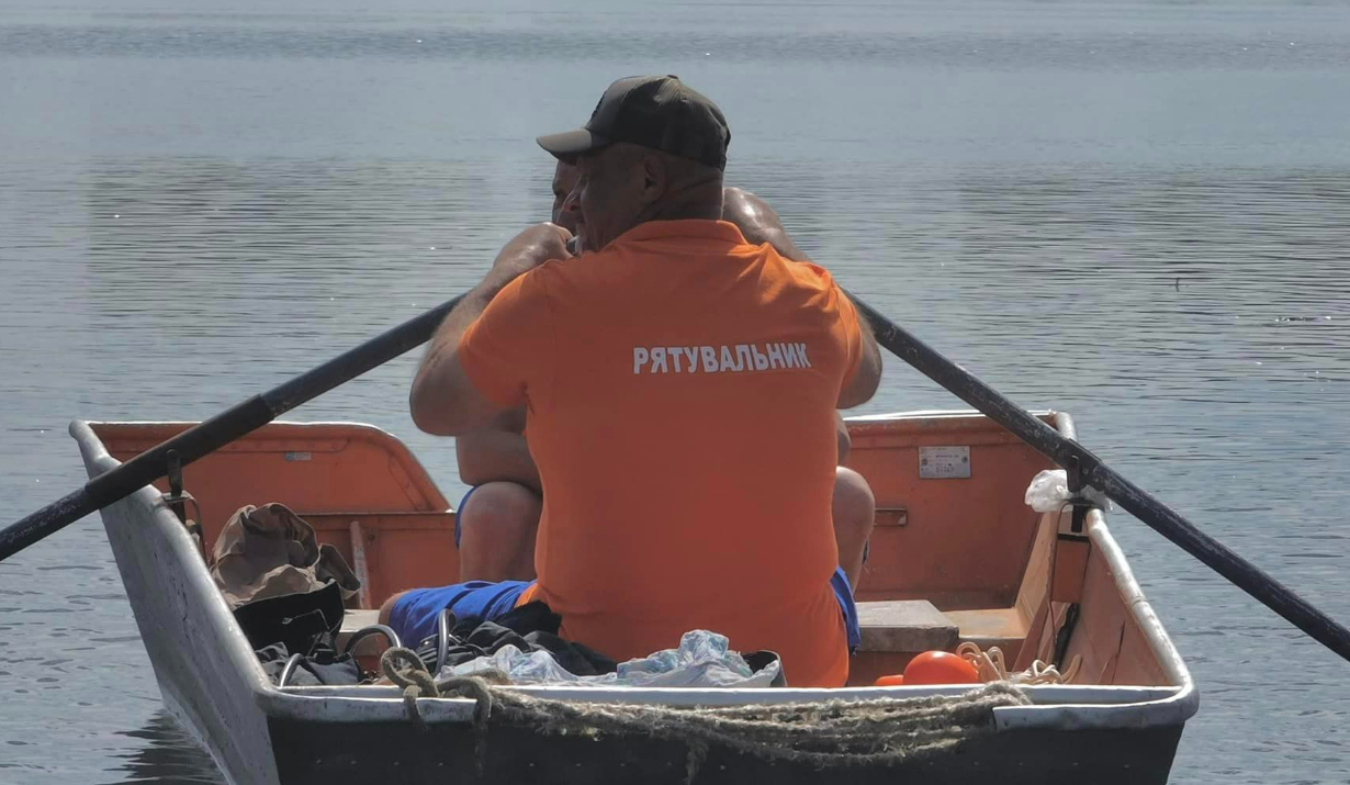 У Києві на озері Радунка встановили додатковий пост рятувальників: фото